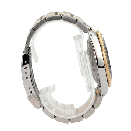 Seitenansicht der Rolex Submariner Date 16613 Edelstahl Gold Blau mit poliertem und satiniertem Armband.