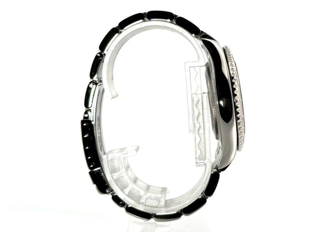 Seitenansicht der Rolex Yacht-Master 40 Edelstahl Platin Ref. 16622 mit Oyster Armband und Platin Lünette aus dem Jahr 2001.