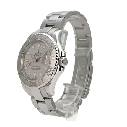 Rolex Yacht-Master 40 Edelstahl Platin 16622 mit rot-weißen Ziffern und poliertem Armband von Rolex.