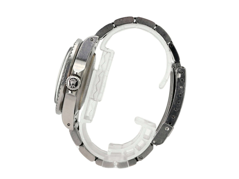 Seitenansicht der Rolex Sea-Dweller 1665 Double Red mit Edelstahlarmband und poliertem Gehäuse.