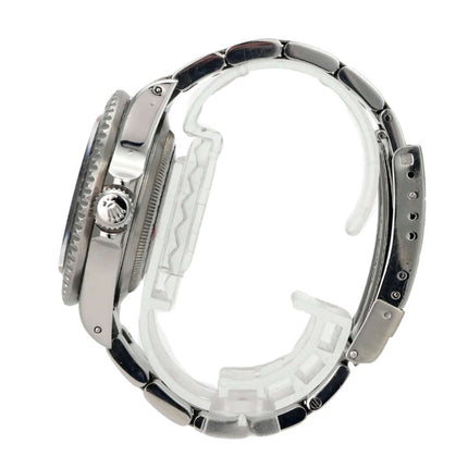 Detailansicht der Rolex Sea-Dweller 16660 mit poliertem Edelstahlarmband und drehbarer Lünette.