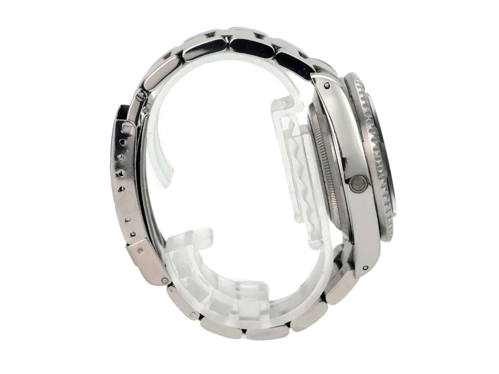 Seitenansicht der Rolex Sea-Dweller 16660 mit Edelstahlarmband und poliertem Gehäuse.