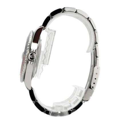 Seitenansicht der Rolex GMT-Master II Ref. 16710 Pepsi mit Edelstahlgehäuse und poliertem Oysterband.