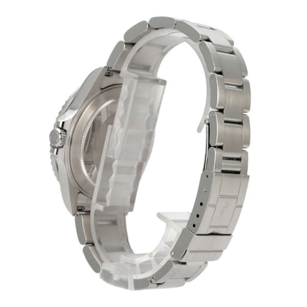 Seitenansicht der Rolex GMT-Master II Ref. 16710 Pepsi mit poliertem Edelstahlband und Gehäuse.