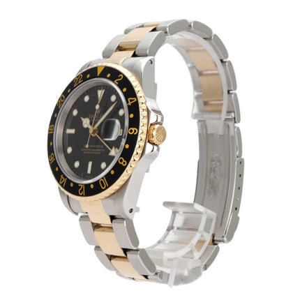 Rolex GMT-Master II Edelstahl Gelbgold 16713 mit schwarzem Zifferblatt und drehbarer Lünette, Uhr von der Seite.