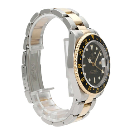 Rolex GMT-Master II 16713 in Edelstahl und Gelbgold mit schwarzem Zifferblatt und drehbarer Lünette.