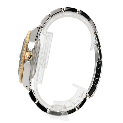 Seitenansicht der Rolex GMT-Master II 16713, Edelstahl-Gehäuse und Gelbgold-Armband, poliert und satiniert.