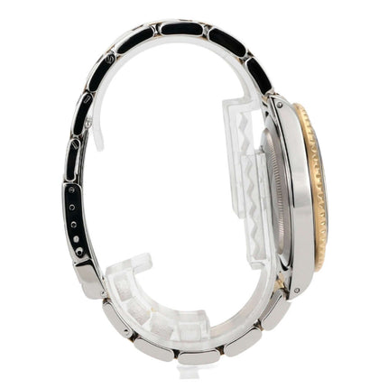 Seitenansicht der Rolex GMT-Master II Edelstahl Gelbgold 16713 mit schwarzer Lünette und poliertem Armband.