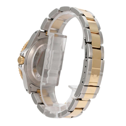 Rolex GMT-Master II 16713, Edelstahl und Gelbgold Armband, seitliche Ansicht, poliert und satiniert.