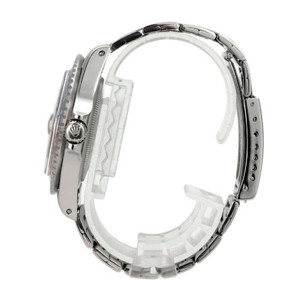 Seitenansicht der Rolex GMT Master Pepsi Ref. 1675 mit Edelstahlgehäuse und Oyster Band.