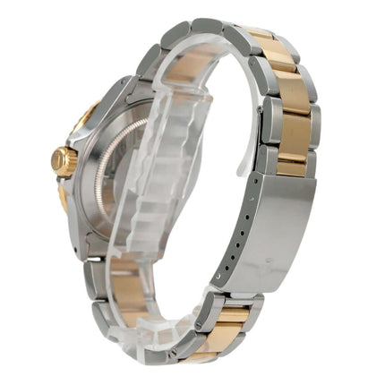Rolex Submariner Date 16803 seitliche Ansicht des Edelstahl/Gelbgold Armbands und Gehäuses.