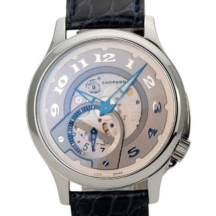 Chopard L.U.C. 168490-3002 mit Edelstahlgehäuse, blauem Lederband und skelettiertem Zifferblatt.