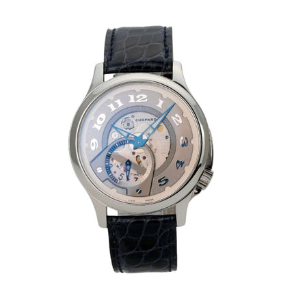 Chopard L.U.C. 168490-3002 mit skelettiertem Zifferblatt, blauen Zeigern und schwarzem Lederband.