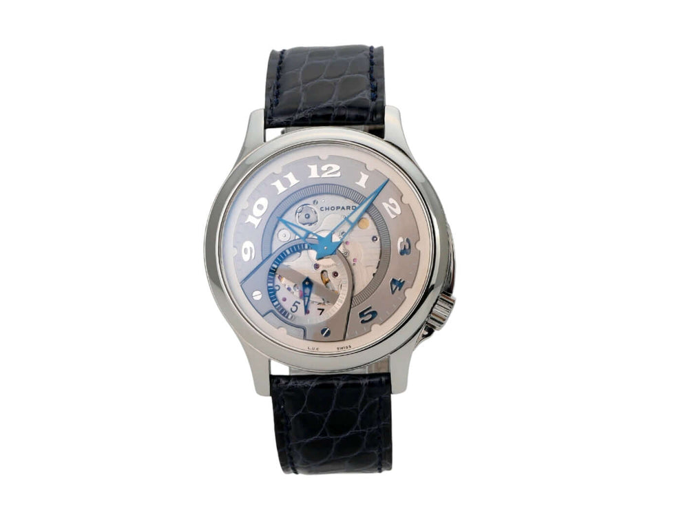 Chopard L.U.C. 168490-3002 mit skelettiertem Zifferblatt, blauen Zeigern und schwarzem Lederband.