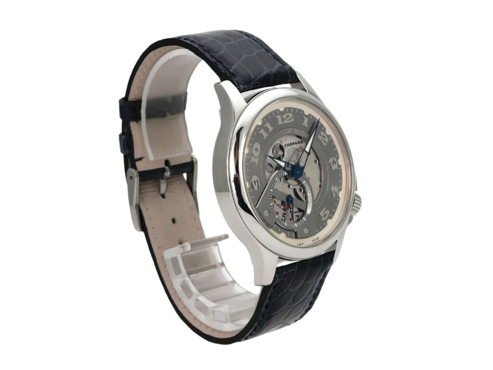 Chopard L.U.C. 168490-3002 mit Edelstahlgehäuse, blauem Lederband und skelettiertem Zifferblatt.