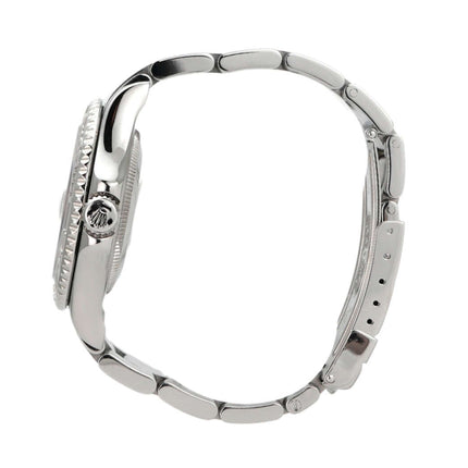 Seitenansicht der Rolex Yacht-Master 35 Edelstahl Platin 168622 mit poliertem Gehäuse und Oyster-Armband.