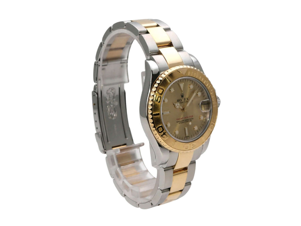 Nahaufnahme des Armbands der Rolex Yacht-Master 35 Edelstahl Gelbgold 168623 Champagner mit Sicherheitsfaltschließe.
