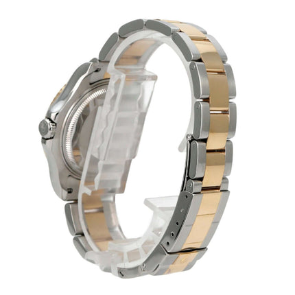 Seitenansicht des Rolex Yacht-Master 35 Edelstahl Gelbgold 168623 Weiß mit Edelstahl- und Gelbgold-Armband.
