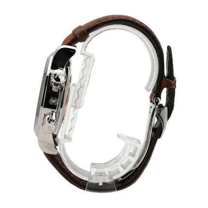 Jaeger-LeCoultre Master Compressor Geographic GMT 1718470 am Handgelenk, braunes Lederarmband, Edelstahlgehäuse.