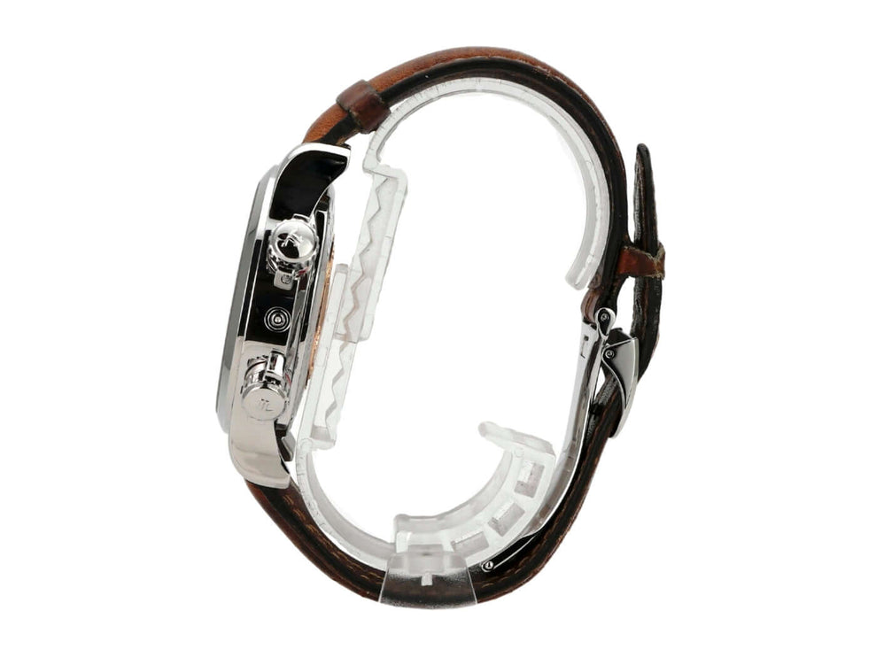 Jaeger-LeCoultre Master Compressor Geographic GMT 1718470 am Handgelenk, braunes Lederarmband, Edelstahlgehäuse.