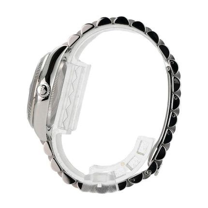 Seitenansicht der Rolex Datejust 31 178274 mit Jubile-Band und schwarzem Zifferblatt aus Diamanten.