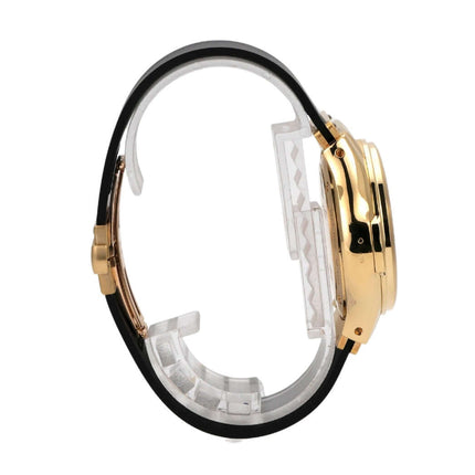 Hublot MDM Chrono 1810.3, seitliche Ansicht der Uhr mit 18 kt Gelbgold Gehäuse und schwarzem Kautschuk Armband.