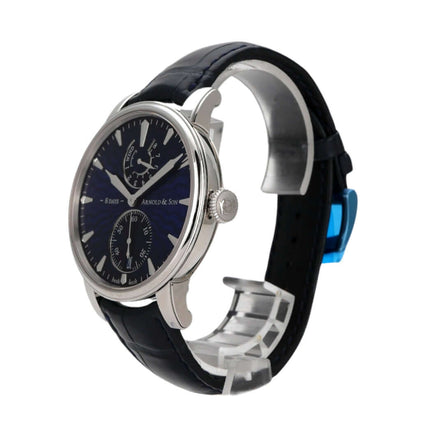 Arnold & Son Eight-Day Royal Navy Blue, polierte Edelstahl-Uhr mit blauem Zifferblatt und Lederarmband.