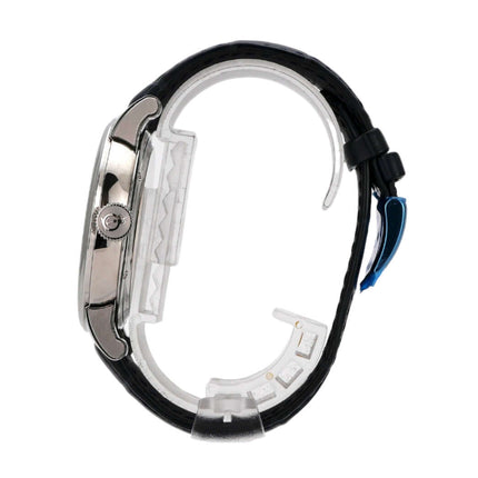 Seitenansicht der Arnold & Son Eight-Day Royal Navy Blue Uhr mit schwarzem Lederarmband und poliertem Edelstahlgehäuse.