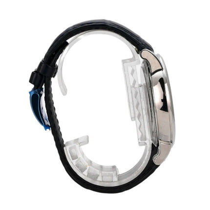 Seitenansicht der Arnold & Son Eight-Day Royal Navy Blue Uhr mit blauem Lederarmband und Edelstahlgehäuse.