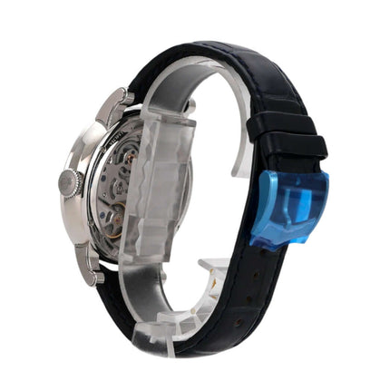 Seitenansicht der Arnold & Son Eight-Day Royal Navy Blue Uhr mit schwarzem Lederarmband und Edelstahlgehäuse.