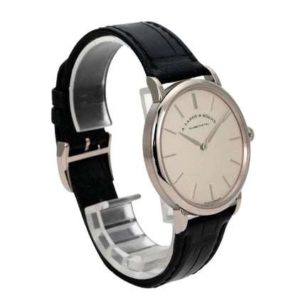 A. Lange & Söhne Saxonia Thin Weißgold 201.027 aus 18 kt Weißgold mit schwarzem Lederband
