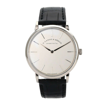 A. Lange & Söhne Saxonia Thin Weißgold 201.027 mit schwarzem Alligatorlederband und silbernem Zifferblatt.