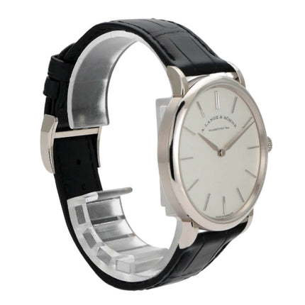 A. Lange & Söhne Saxonia Thin Weißgold 201.027 mit schwarzem Alligatorlederband und silbernem Zifferblatt.