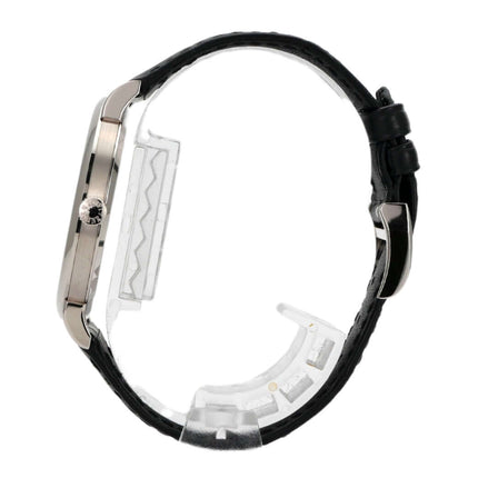 A. Lange & Söhne Saxonia Thin Weißgold Ref. 201.027 Uhr seitlich, 18 kt Weißgold Gehäuse, schwarzes Alligatorlederband.