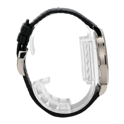 A. Lange & Söhne Saxonia Thin Weißgold 201.027, seitliche Ansicht mit schwarzem Alligatorlederband und polierter Weißgold-Lünette.