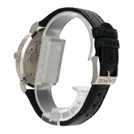 A. Lange & Söhne Saxonia Thin Weißgold Ref. 201.027 mit schwarzem Alligatorlederband und 18 kt Weißgold Dornschließe.