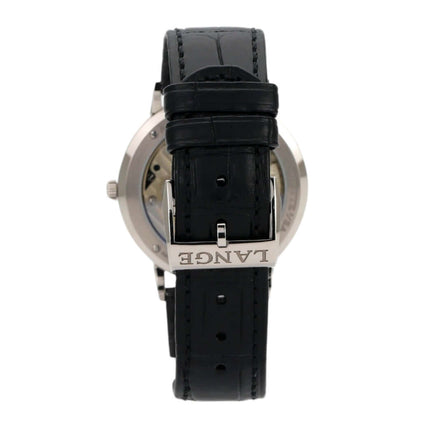 A. Lange & Söhne Saxonia Thin Weißgold mit schwarzem Alligatorlederband und Dornschließe aus 18 kt Weißgold.