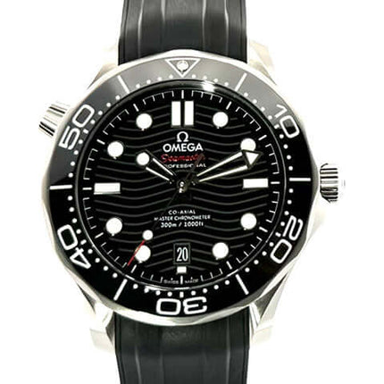 OMEGA Seamaster Diver 300M Master Chronometer 210.32.42.20.01.001 mit schwarzem Kautschukband und schwarzem Zifferblatt.