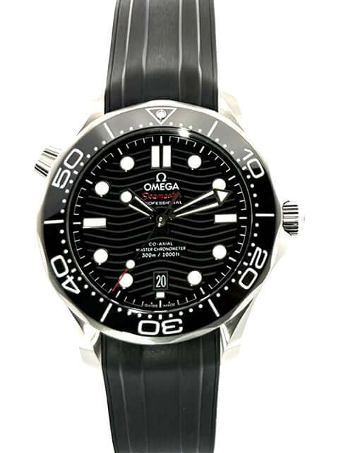 OMEGA Seamaster Diver 300M Master Chronometer 210.32.42.20.01.001 mit schwarzem Kautschukband und schwarzem Zifferblatt.