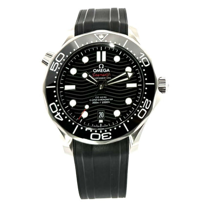 OMEGA Seamaster Diver 300M Master Chronometer Edelstahlgehäuse, schwarze Keramiklünette, schwarzes Kautschukarmband, schwarzes Zifferblatt