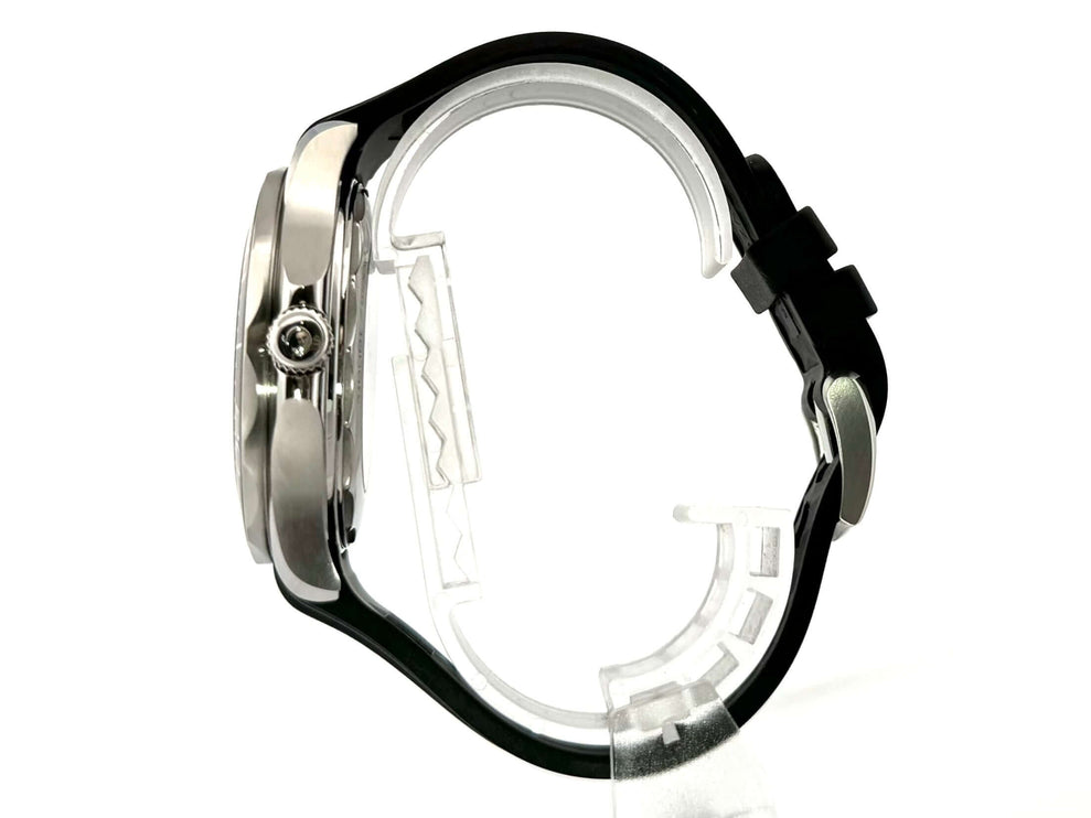 Seitenansicht der OMEGA Seamaster Diver 300M Master Chronometer 210.32.42.20.01.001 mit Edelstahl Gehäuse und schwarzem Kautschukband.