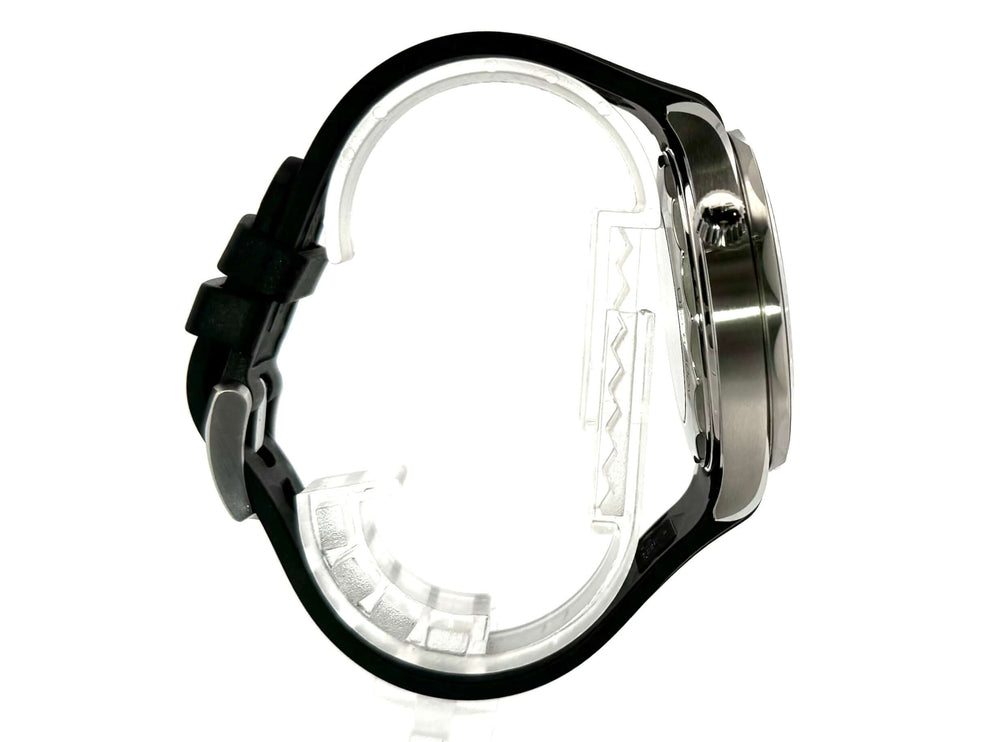 Seitenansicht der OMEGA Seamaster Diver 300M Master Chronometer mit schwarzem Kautschukband und Dornschließe.