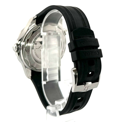 Rückansicht der OMEGA Seamaster Diver 300M Master Chronometer mit schwarzem Kautschukband und poliertem Edelstahlgehäuse, Modell Ref. 210.32.42.20.01.001.
