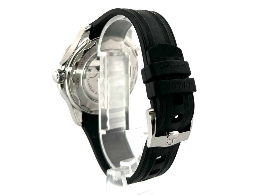 Rückansicht der OMEGA Seamaster Diver 300M Master Chronometer mit schwarzem Kautschukband und poliertem Edelstahlgehäuse, Modell Ref. 210.32.42.20.01.001.