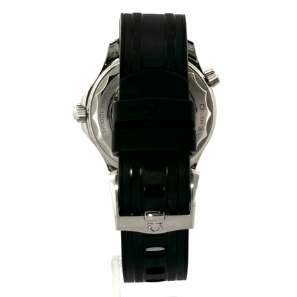 Rückansicht der OMEGA Seamaster Diver 300M Master Chronometer Ref. 210.32.42.20.01.001 mit schwarzem Kautschukarmband und Dornschließe