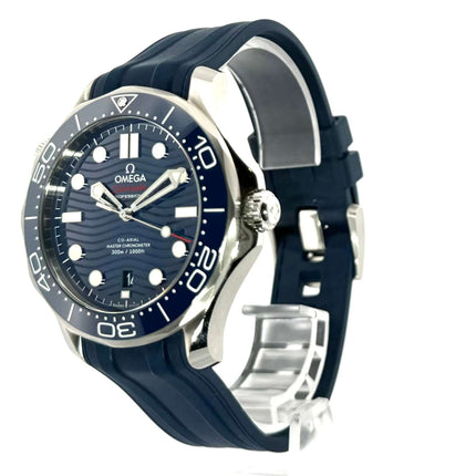 OMEGA Seamaster Diver 300M Master Chronometer Ref. 210.32.42.20.03.001 mit Edelstahlgehäuse, blauer Lünette und blauem Kauschukband.