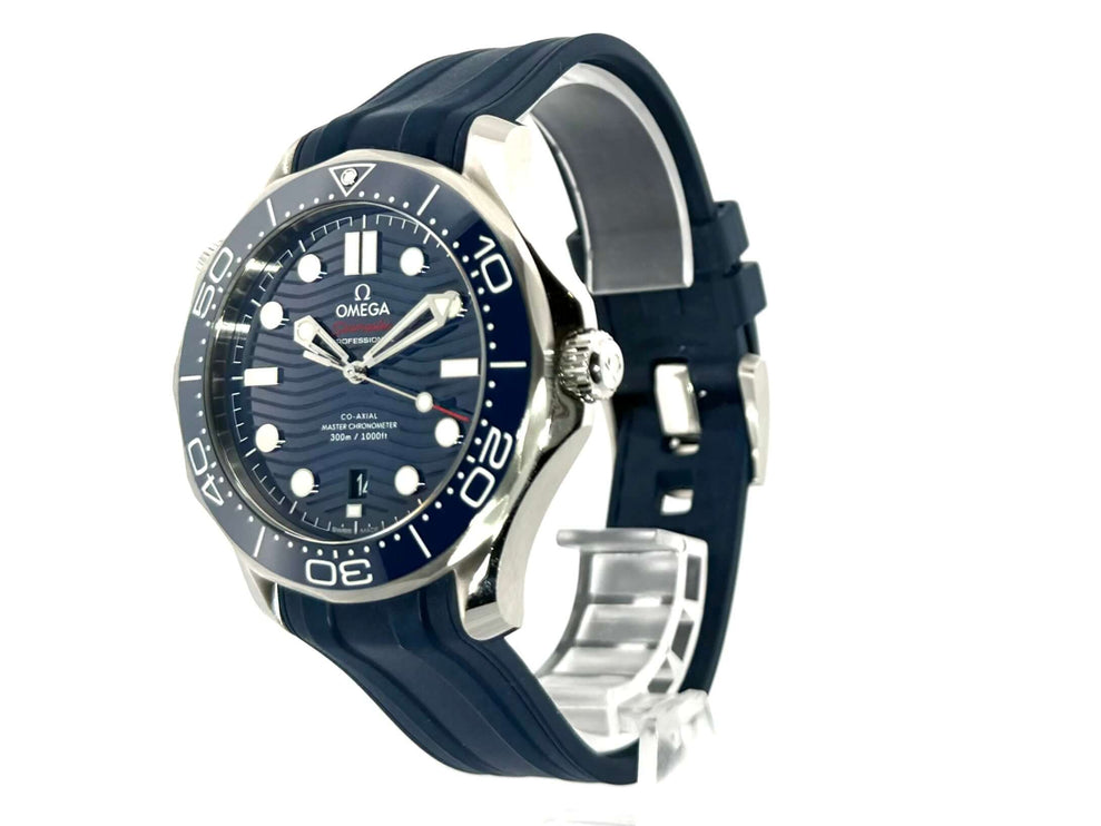 OMEGA Seamaster Diver 300M Master Chronometer Ref. 210.32.42.20.03.001 mit Edelstahlgehäuse, blauer Lünette und blauem Kauschukband.