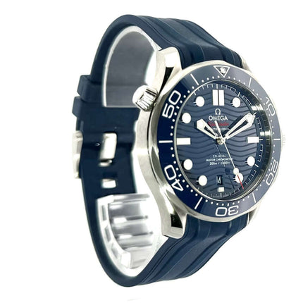Omega Seamaster Diver 300M Master Chronometer 210.32.42.20.03.001 mit Edelstahlgehäuse und blauem Kautschukarmband
