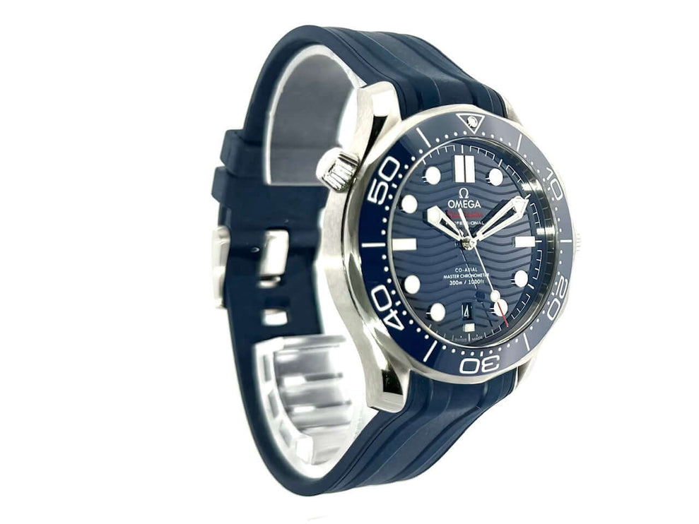 Omega Seamaster Diver 300M Master Chronometer 210.32.42.20.03.001 mit Edelstahlgehäuse und blauem Kautschukarmband