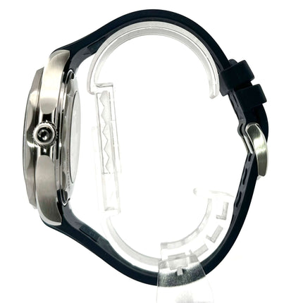 OMEGA Seamaster Diver 300M Master Chronometer Seitenansicht des Edelstahlgehäuses mit blauem Kautschukband